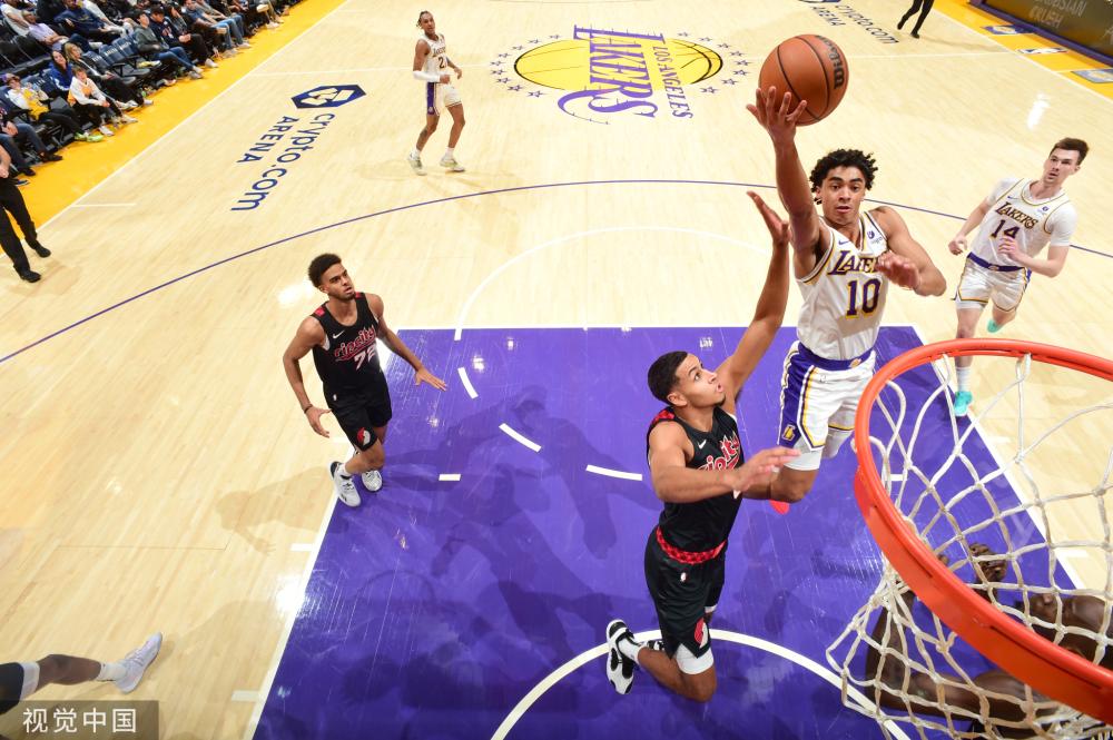 借助自身的 借助自身的