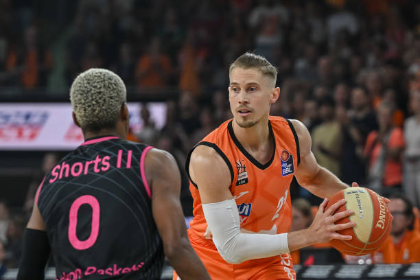 冠中的表现 冠中的表现